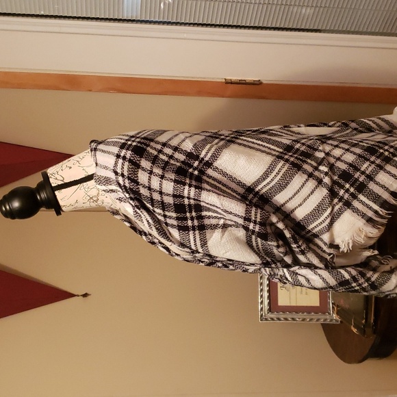 Wander Agio Black/White Lady's Scarf - Picture 2 of 4